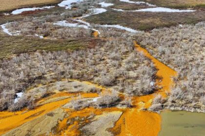 Sungai Alaska Berubah Warna Jadi Orange